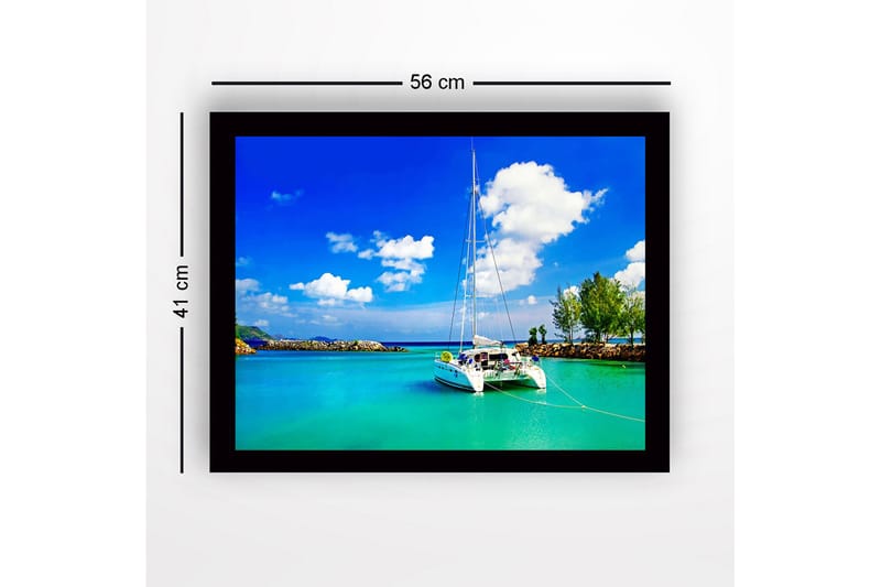 Inramad Canvastavla i trä - 41x56 cm - Segelbåt i en klar, turkos lagun under en blå himmel med vita moln - Turkos / Blå / Vit - Inredning & dekor - Tavlor & konst