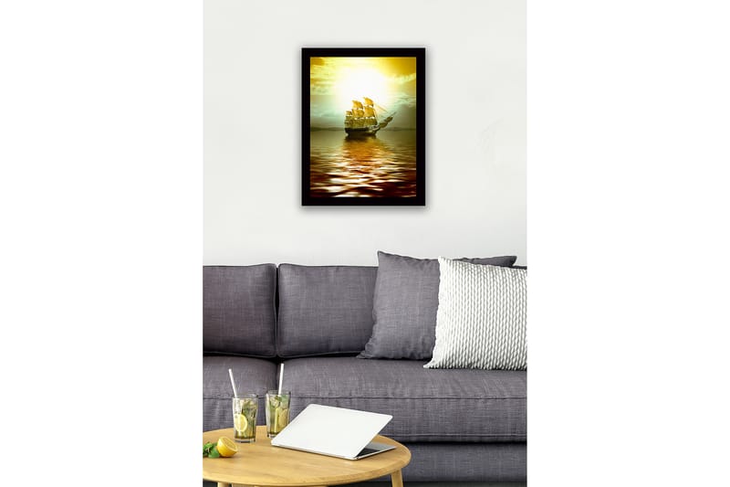 Inramad Canvastavla i trä - 41x56 cm - Segelbåt som glider fram över spegelblanka vattenytor i solnedgångens ljus - Guld / Brunt / Ljusgrön - Inredning & dekor - Tavlor & konst