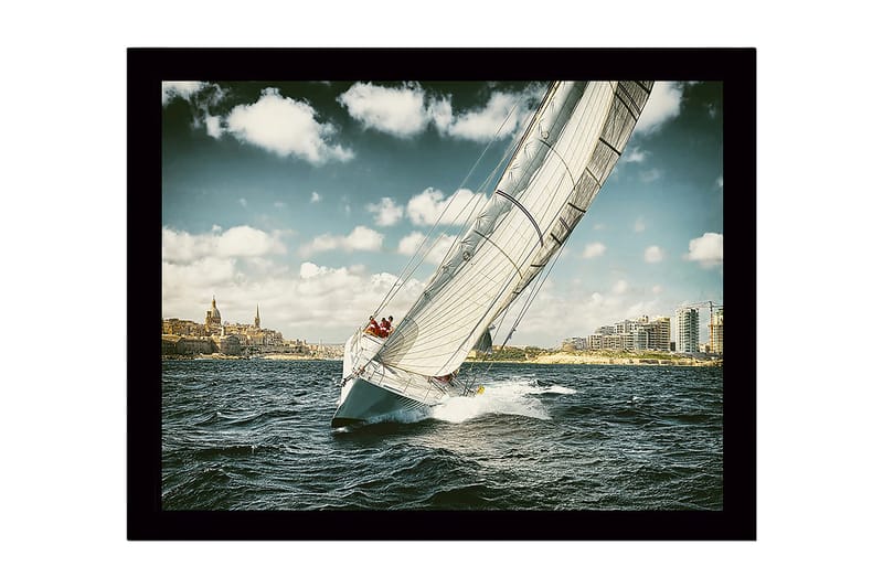 Inramad Canvastavla i trä - 41x56 cm - Segelbåt som navigerar genom vågorna under en klar himmel - Blå / Vit / Grå - Inredning & dekor - Tavlor & konst