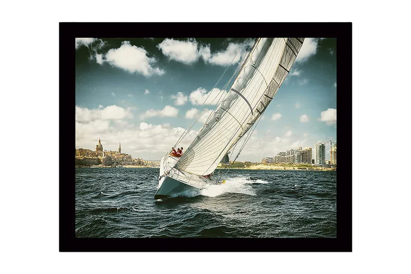 Inramad Canvastavla i trä - 41x56 cm - Segelbåt som navigerar genom vågorna under en klar himmel - Blå / Vit / Grå - Inredning & dekor - Tavlor & konst