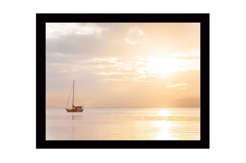 Inramad Canvastavla i trä - 41x56 cm - Segelbåt på spegelblanka vattenytor i solnedgångens ljus - Ljus orange / Mjuk gul / Grå - Inredning & dekor - Tavlor & konst