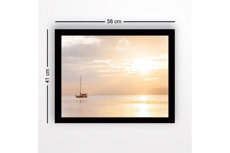 Inramad Canvastavla i trä - 41x56 cm - Segelbåt på spegelblanka vattenytor i solnedgångens ljus - Ljus orange / Mjuk gul / Grå - Inredning & dekor - Tavlor & konst