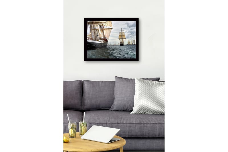 Inramad Canvastavla i trä - 41x56 cm - Segelbåtar på ett stormigt hav - Mörkblå / Beige / Grå - Inredning & dekor - Tavlor & konst