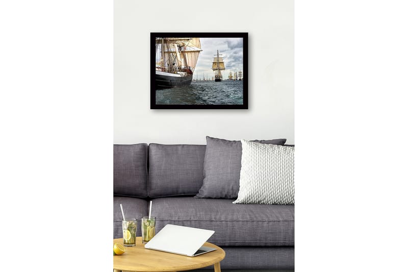 Inramad Canvastavla i trä - 41x56 cm - Segelbåtar på ett stormigt hav - Mörkblå / Beige / Grå - Inredning & dekor - Tavlor & konst