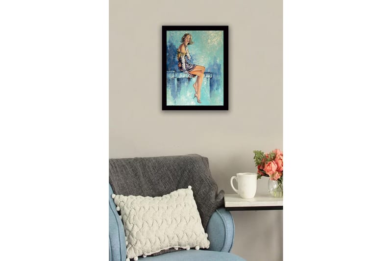 Inramad Canvastavla i trä - 41x56 cm - Sittande kvinna med eleganta kläder och en avslappnad pose - Blå / Hudton / Svart - Inredning & dekor - Tavlor & konst