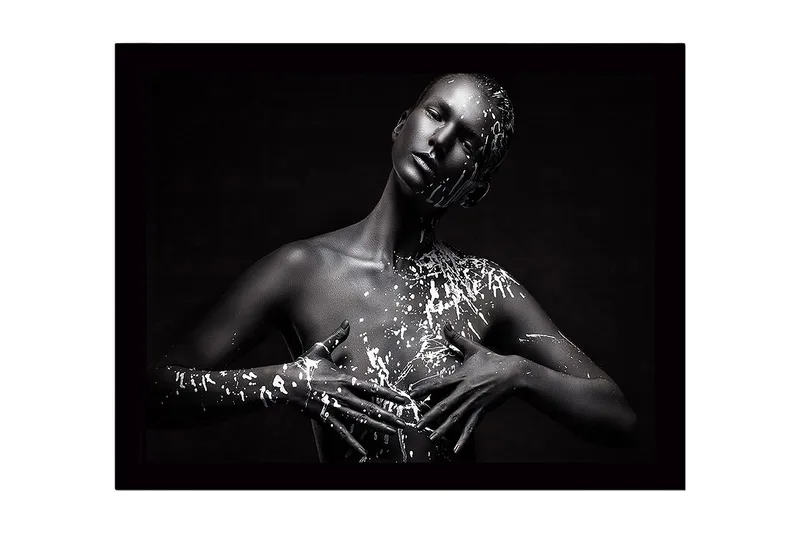 Inramad Canvastavla i trä - 41x56 cm - Skulptur av en kvinna med svart hud och vit färg som droppar nedåt - Svart / Vit - Inredning & dekor - Tavlor & konst