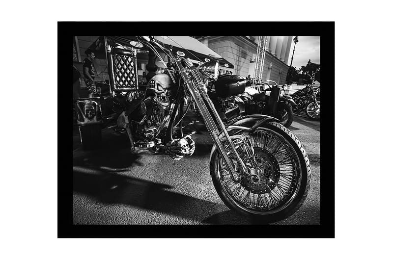 Inramad Canvastavla i trä - 41x56 cm - Skulptural motorcykel med dödskallemotiv, Svart / Silver