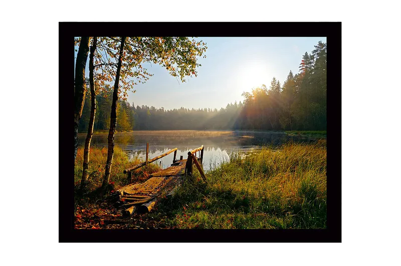 Inramad Canvastavla i trä - 41x56 cm - Soluppgång vid en stilla sjö med en träbrygga och omgivande grönska - Grön / Brun / Gul - Inredning & dekor - Tavlor & konst
