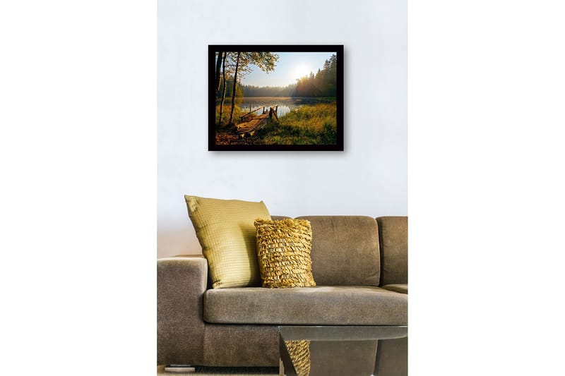 Inramad Canvastavla i trä - 41x56 cm - Soluppgång vid en stilla sjö med en träbrygga och omgivande grönska - Grön / Brun / Gul - Inredning & dekor - Tavlor & konst