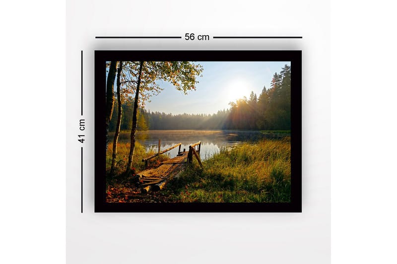 Inramad Canvastavla i trä - 41x56 cm - Soluppgång vid en stilla sjö med en träbrygga och omgivande grönska - Grön / Brun / Gul - Inredning & dekor - Tavlor & konst