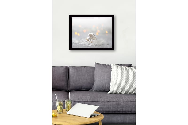 Inramad Canvastavla i trä - 41x56 cm - Söt ängel som vilar i en fjäderbädd - Vit / Ljusgrå / Guld - Inredning & dekor - Tavlor & konst