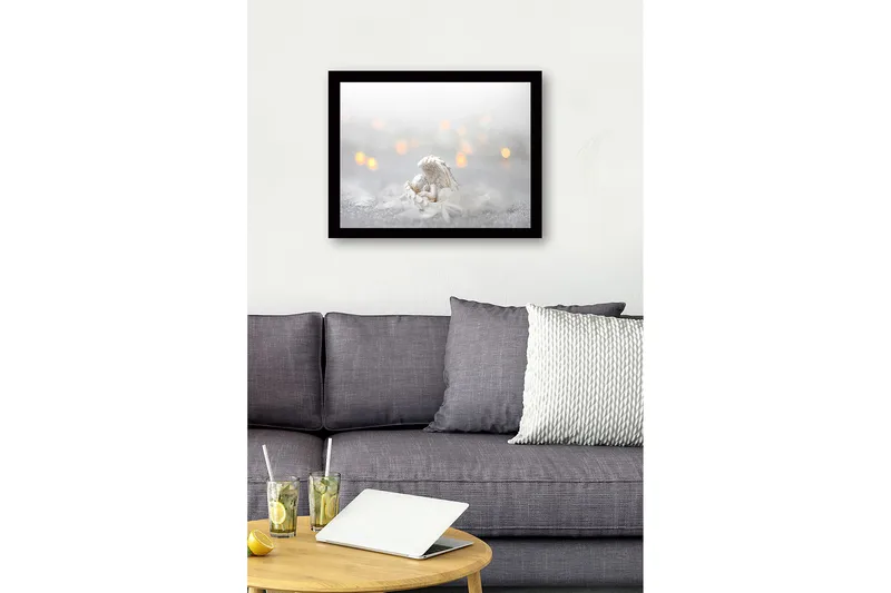 Inramad Canvastavla i trä - 41x56 cm - Söt ängel som vilar i en fjäderbädd - Vit / Ljusgrå / Guld - Inredning & dekor - Tavlor & konst