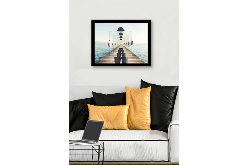 Inramad Canvastavla i trä - 41x56 cm - Spegelbild av en person som håller upp genomskinliga plattor på en brygga vid havet - Blå / Grå / Vit - Inredning & dekor - Tavlor & konst