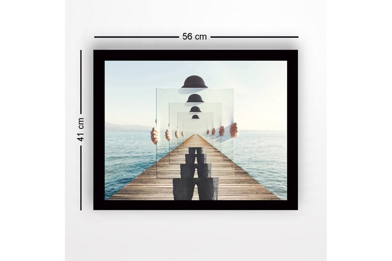 Inramad Canvastavla i trä - 41x56 cm - Spegelbild av en person som håller upp genomskinliga plattor på en brygga vid havet - Blå / Grå / Vit - Inredning & dekor - Tavlor & konst