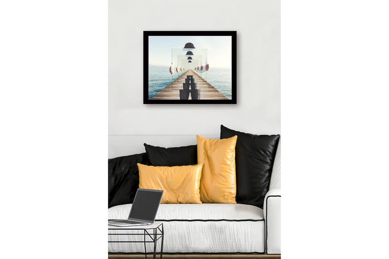 Inramad Canvastavla i trä - 41x56 cm - Spegelbild av en person som håller upp genomskinliga plattor på en brygga vid havet - Blå / Grå / Vit - Inredning & dekor - Tavlor & konst