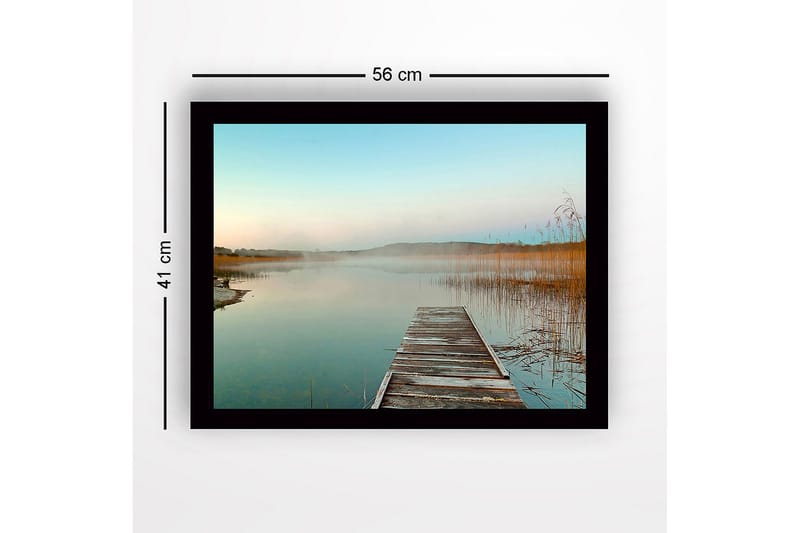 Inramad Canvastavla i trä - 41x56 cm - Spegelblanka sjölandskap med en träbrygga som sträcker sig ut i vattnet - Blå / Beige / Grön - Inredning & dekor - Tavlor & konst