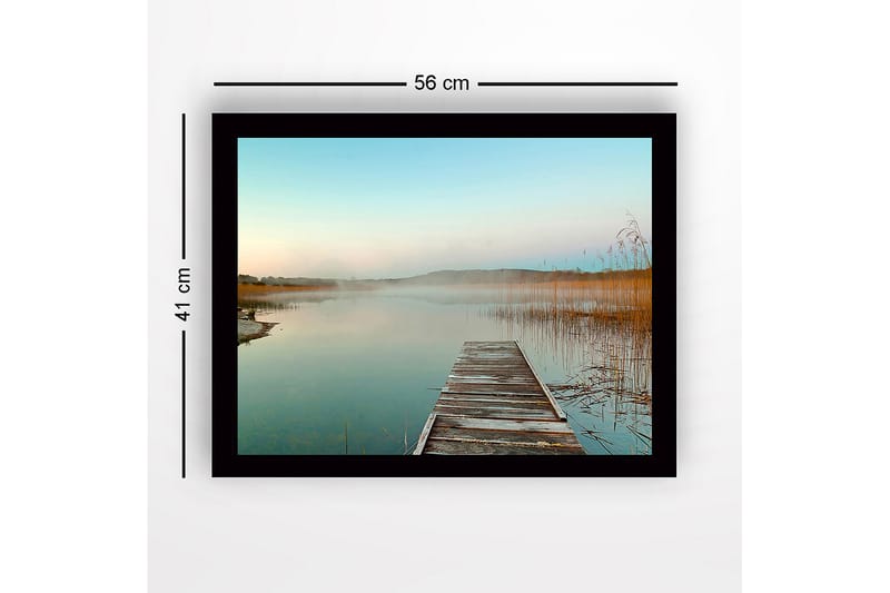 Inramad Canvastavla i trä - 41x56 cm - Spegelblanka sjölandskap med en träbrygga som sträcker sig ut i vattnet - Blå / Beige / Grön - Inredning & dekor - Tavlor & konst