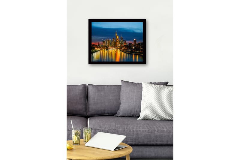 Inramad Canvastavla i trä - 41x56 cm - Stadssilhuett vid skymning med reflektioner i vattnet - Blå / Guld / Svart - Inredning & dekor - Tavlor & konst