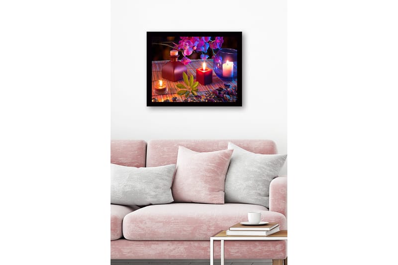 Inramad Canvastavla i trä - 41x56 cm - Stämningsfull komposition med ljus och blommor - Lila / Röd / Grön - Inredning & dekor - Tavlor & konst
