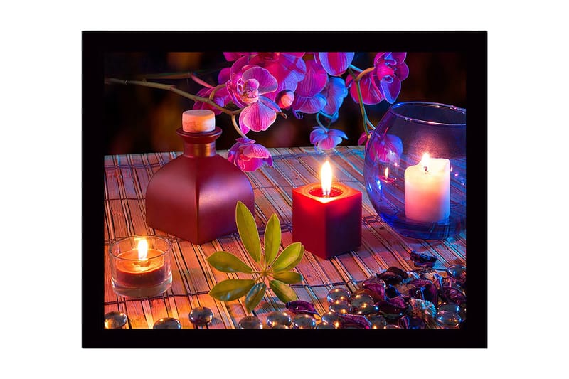 Inramad Canvastavla i trä - 41x56 cm - Stämningsfull komposition med ljus och blommor - Lila / Röd / Grön - Inredning & dekor - Tavlor & konst