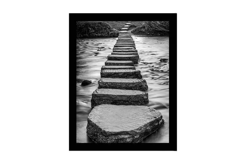 Inramad Canvastavla i trä - 41x56 cm - Stenlagda steg som leder över en strömmande vattenyta - Grå / Svart - Inredning & dekor - Tavlor & konst