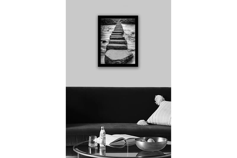 Inramad Canvastavla i trä - 41x56 cm - Stenlagda steg som leder över en strömmande vattenyta - Grå / Svart - Inredning & dekor - Tavlor & konst