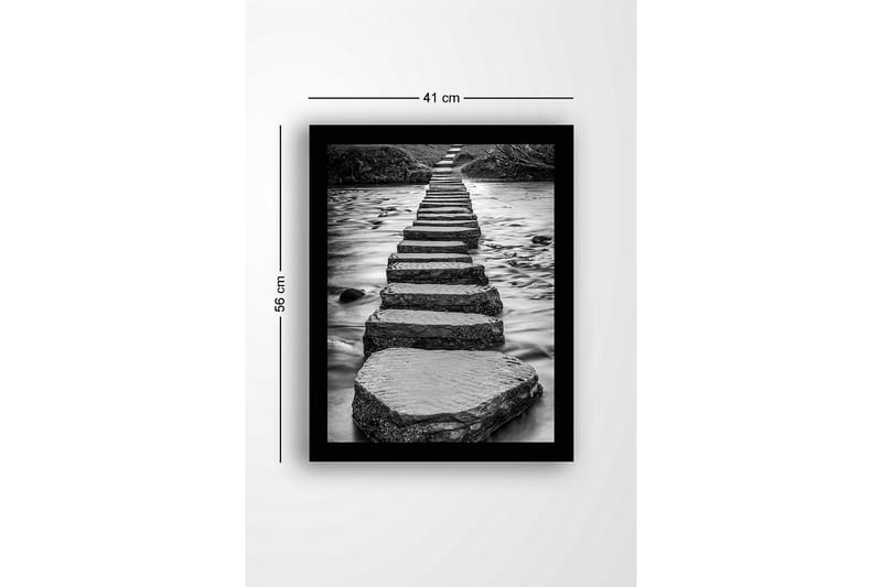 Inramad Canvastavla i trä - 41x56 cm - Stenlagda steg som leder över en strömmande vattenyta - Grå / Svart - Inredning & dekor - Tavlor & konst
