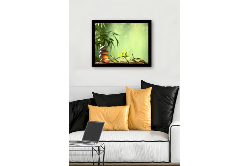 Inramad Canvastavla i trä - 41x56 cm - Stenstack med ett ljus omgiven av bambu och gröna nyanser - Grön / Grå / Beige - Inredning & dekor - Tavlor & konst