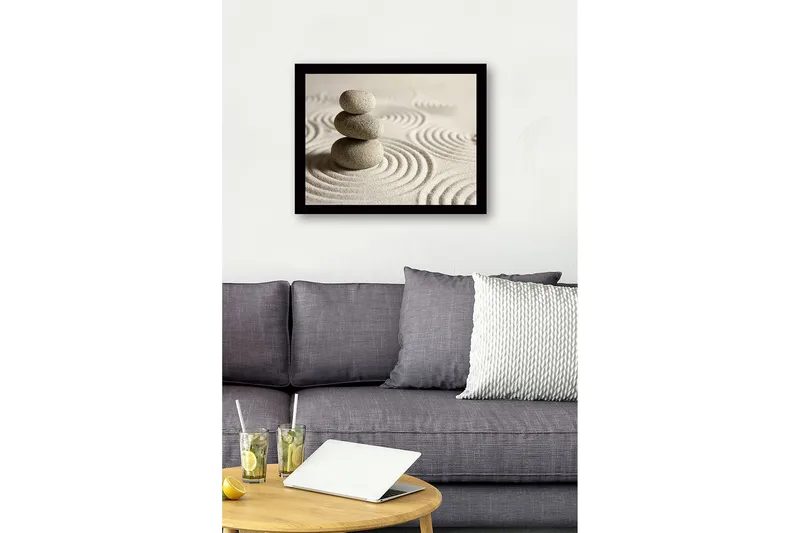 Inramad Canvastavla i trä - 41x56 cm - Stenstapel på sand med cirkulära mönster - Grå / Beige - Inredning & dekor - Tavlor & konst