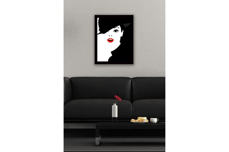 Inramad Canvastavla i trä - 41x56 cm - Stiliserat porträtt av en kvinna med hatt och röd läppstift - Svart / Vitt / Röd - Inredning & dekor - Tavlor & konst