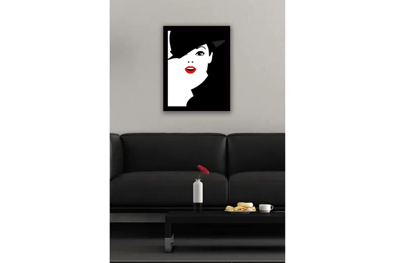Inramad Canvastavla i trä - 41x56 cm - Stiliserat porträtt av en kvinna med hatt och röd läppstift - Svart / Vitt / Röd - Inredning & dekor - Tavlor & konst