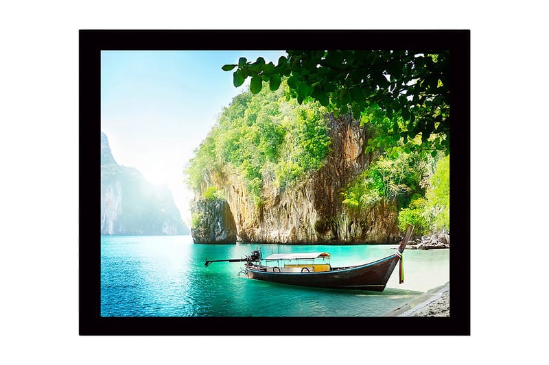 Inramad Canvastavla i trä - 41x56 cm - Stilla havslandskap med en traditionell båt vid en klippstrand, Turkos / Grön / Brun