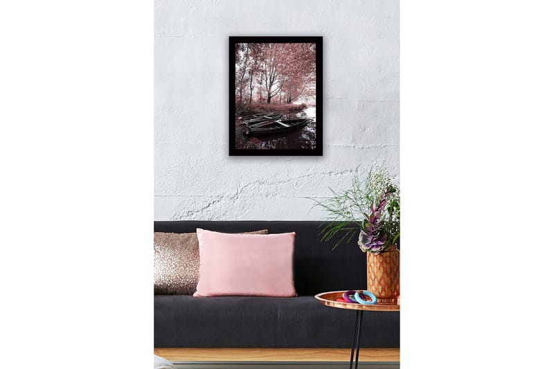 Inramad Canvastavla i trä - 41x56 cm - Stillhet vid en spegelblanka sjö med båtar och höstfärger - Röd / Svart / Grå - Inredning & dekor - Tavlor & konst