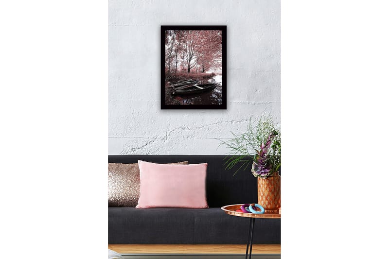 Inramad Canvastavla i trä - 41x56 cm - Stillhet vid en spegelblanka sjö med båtar och höstfärger - Röd / Svart / Grå - Inredning & dekor - Tavlor & konst