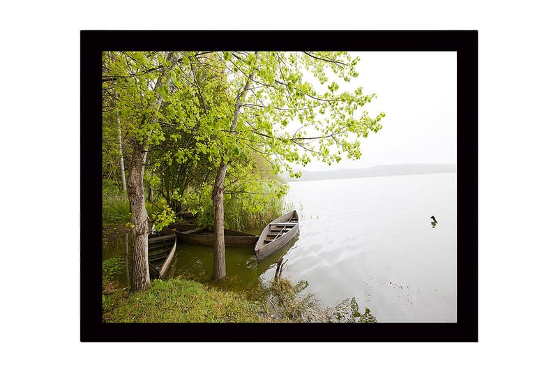Inramad Canvastavla i trä - 41x56 cm - Stillhet vid sjön med båtar och grönskande träd, Grön / Brun / Grå