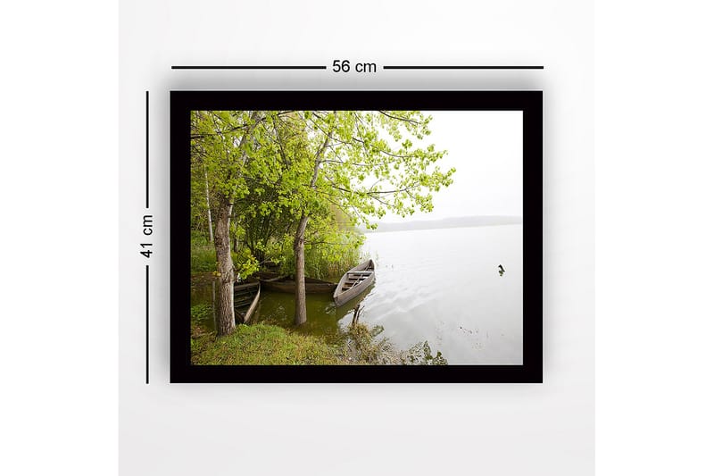 Inramad Canvastavla i trä - 41x56 cm - Stillhet vid sjön med båtar och grönskande träd - Grön / Brun / Grå - Inredning & dekor - Tavlor & konst