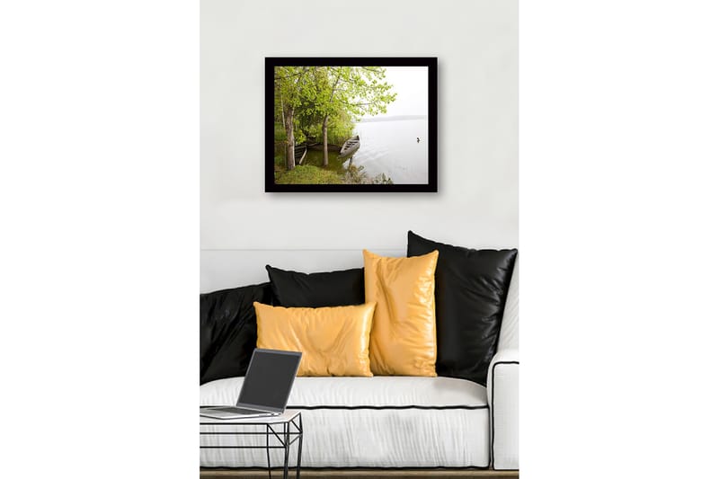 Inramad Canvastavla i trä - 41x56 cm - Stillhet vid sjön med båtar och grönskande träd - Grön / Brun / Grå - Inredning & dekor - Tavlor & konst