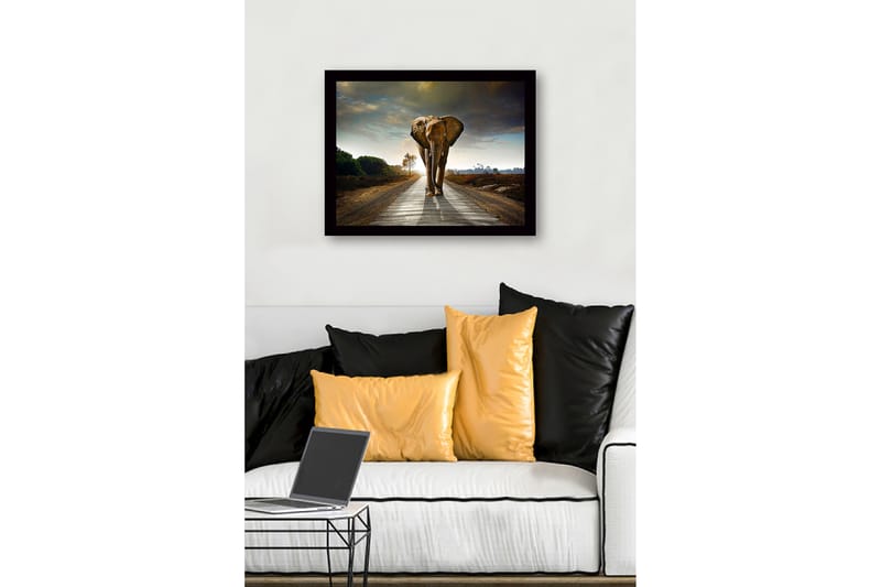 Inramad Canvastavla i trä - 41x56 cm - Storslagen elefant som går längs en väg i en dramatisk landskapsmiljö - Grå / Brun / Grön - Inredning & dekor - Tavlor & konst