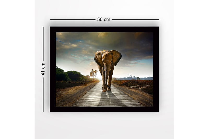 Inramad Canvastavla i trä - 41x56 cm - Storslagen elefant som går längs en väg i en dramatisk landskapsmiljö - Grå / Brun / Grön - Inredning & dekor - Tavlor & konst