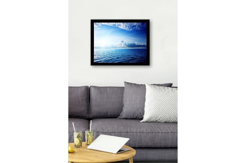 Inramad Canvastavla i trä - 41x56 cm - Storslagen havsutsikt med ljusa moln och strålar av sol - Blå / Ljusblå / Vit - Inredning & dekor - Tavlor & konst