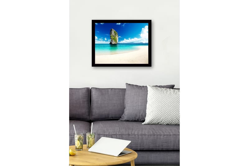 Inramad Canvastavla i trä - 41x56 cm - Storslagen klippa som reser sig ur det turkosa havet - Turkos / Blå / Grön - Inredning & dekor - Tavlor & konst
