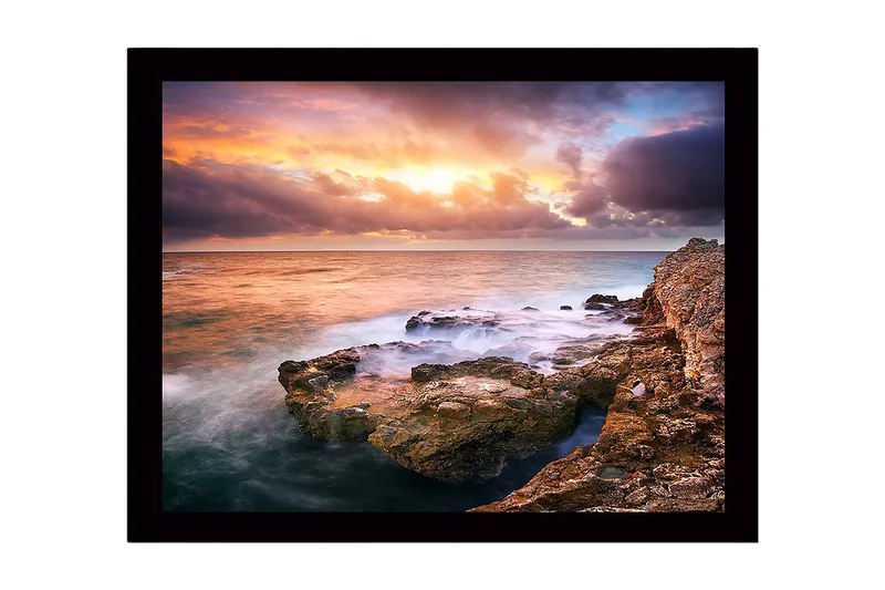 Inramad Canvastavla i trä - 41x56 cm - Storslagen solnedgång över havet med klippformationer i förgrunden - Orange / Blå / Grå - Inredning & dekor - Tavlor & konst