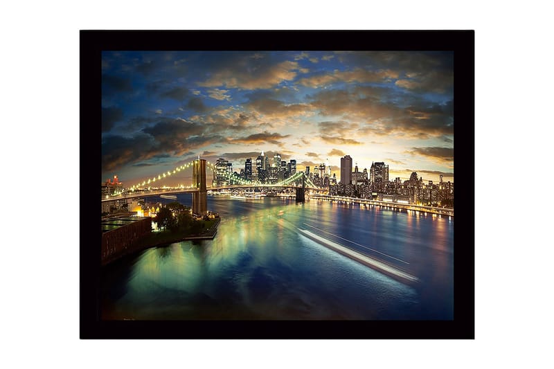 Inramad Canvastavla i trä - 41x56 cm - Storslagen vy över en stad vid skymning med en bro som sträcker sig över vattnet, Blå / Guld / Grön