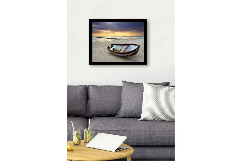 Inramad Canvastavla i trä - 41x56 cm - Strand med en gammal båt i solnedgångens ljus - Blå / Orange / Vit - Inredning & dekor - Tavlor & konst