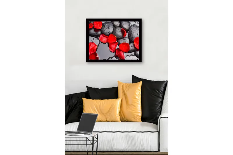 Inramad Canvastavla i trä - 41x56 cm - Svart stenar med röda rosenblad och vattendroppar - Röd / Svart - Inredning & dekor - Tavlor & konst