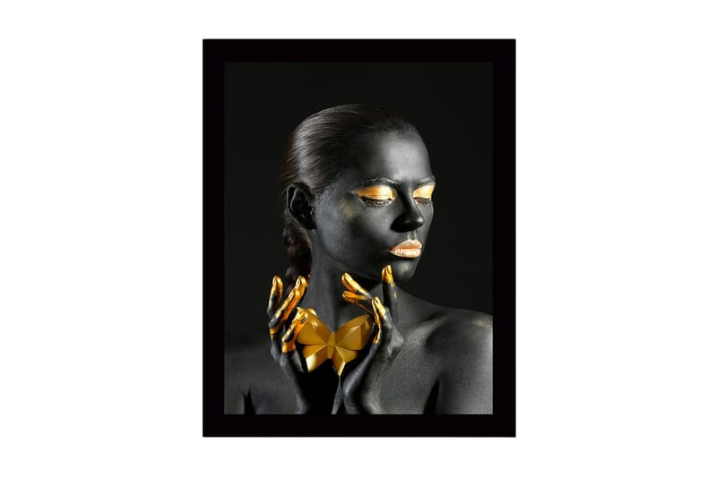 Inramad Canvastavla i trä - 41x56 cm - Svartklädd kvinna med guldiga detaljer och geometrisk form i händerna, Svart / Guld