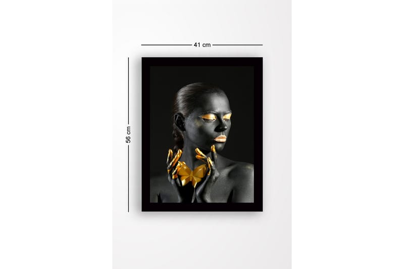Inramad Canvastavla i trä - 41x56 cm - Svartklädd kvinna med guldiga detaljer och geometrisk form i händerna - Svart / Guld - Inredning & dekor - Tavlor & konst