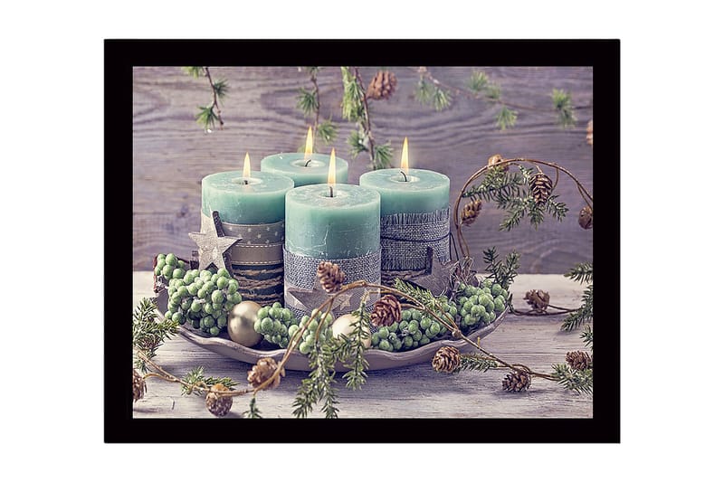 Inramad Canvastavla i trä - 41x56 cm - Tända ljus i en vinterdekoration med granris och kottar - Grön / Ljusblå / Beige - Inredning & dekor - Tavlor & konst