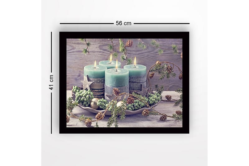 Inramad Canvastavla i trä - 41x56 cm - Tända ljus i en vinterdekoration med granris och kottar - Grön / Ljusblå / Beige - Inredning & dekor - Tavlor & konst