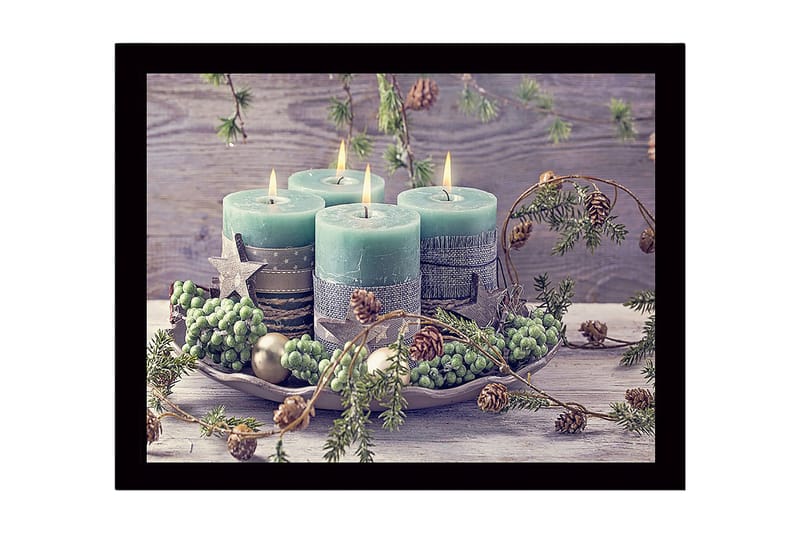Inramad Canvastavla i trä - 41x56 cm - Tända ljus i en vinterdekoration med granris och kottar - Grön / Ljusblå / Beige - Inredning & dekor - Tavlor & konst